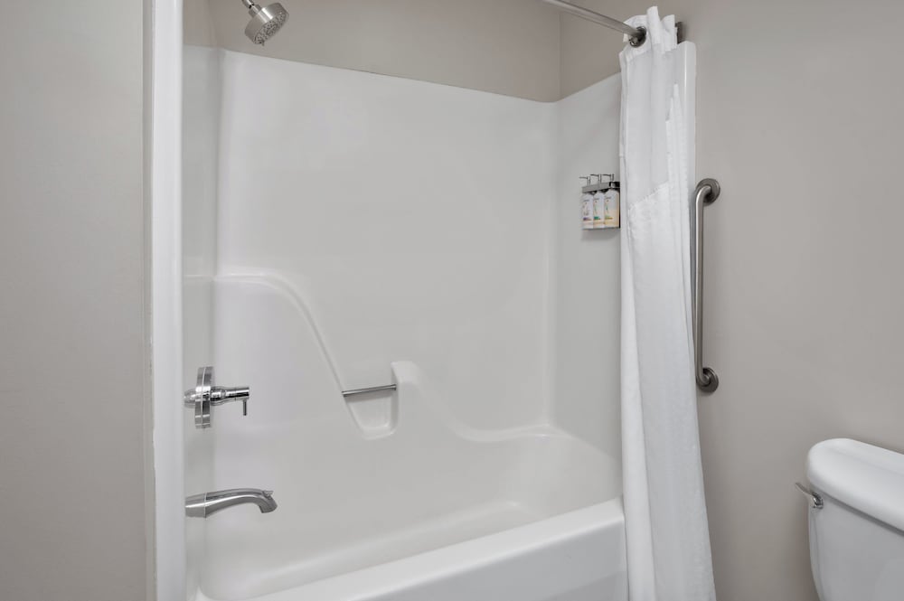 غرفة قياسية بسريرين كوين، Holiday Inn Express Hotel Suites Grand Rapids North 5/6