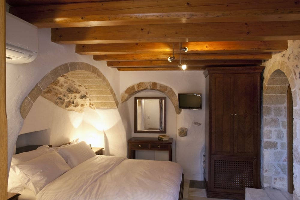 Likinia Hotel 12/50