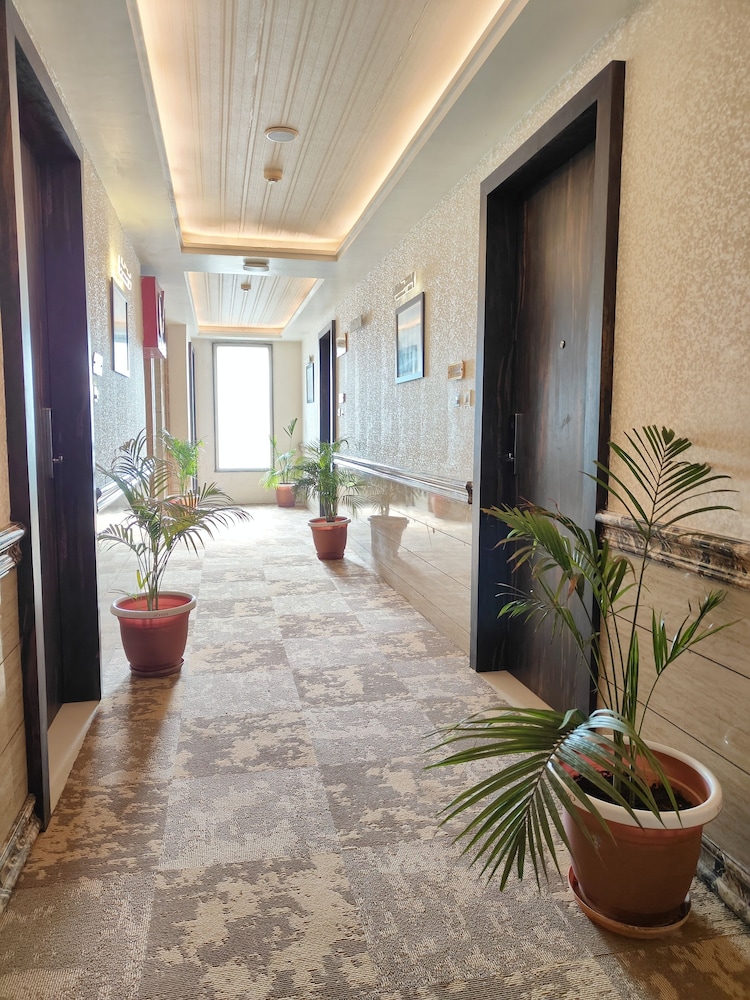 Pinnacle by Click Hotels, Lucknow 62/63