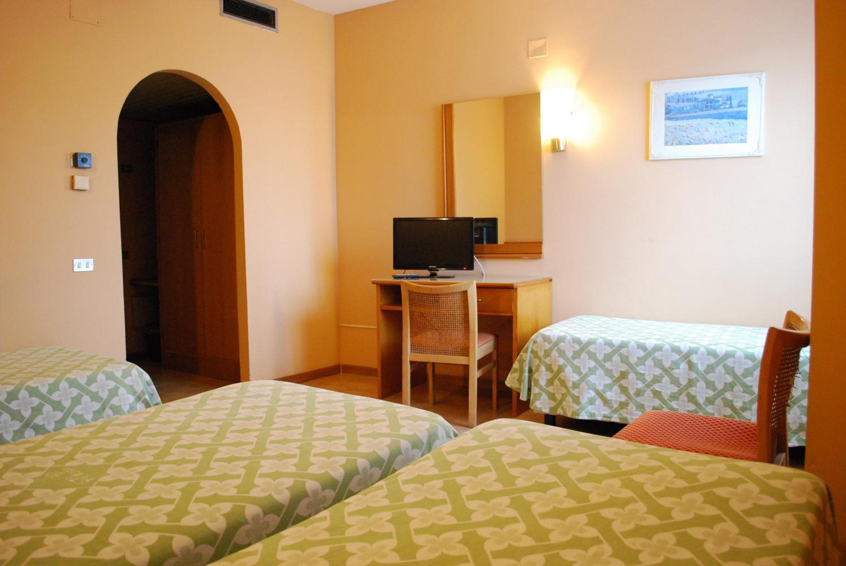 غرفة عائلية بسريرين منفصلين