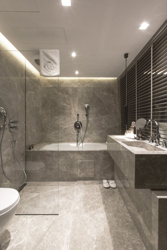 Noble22 Suites 11/39