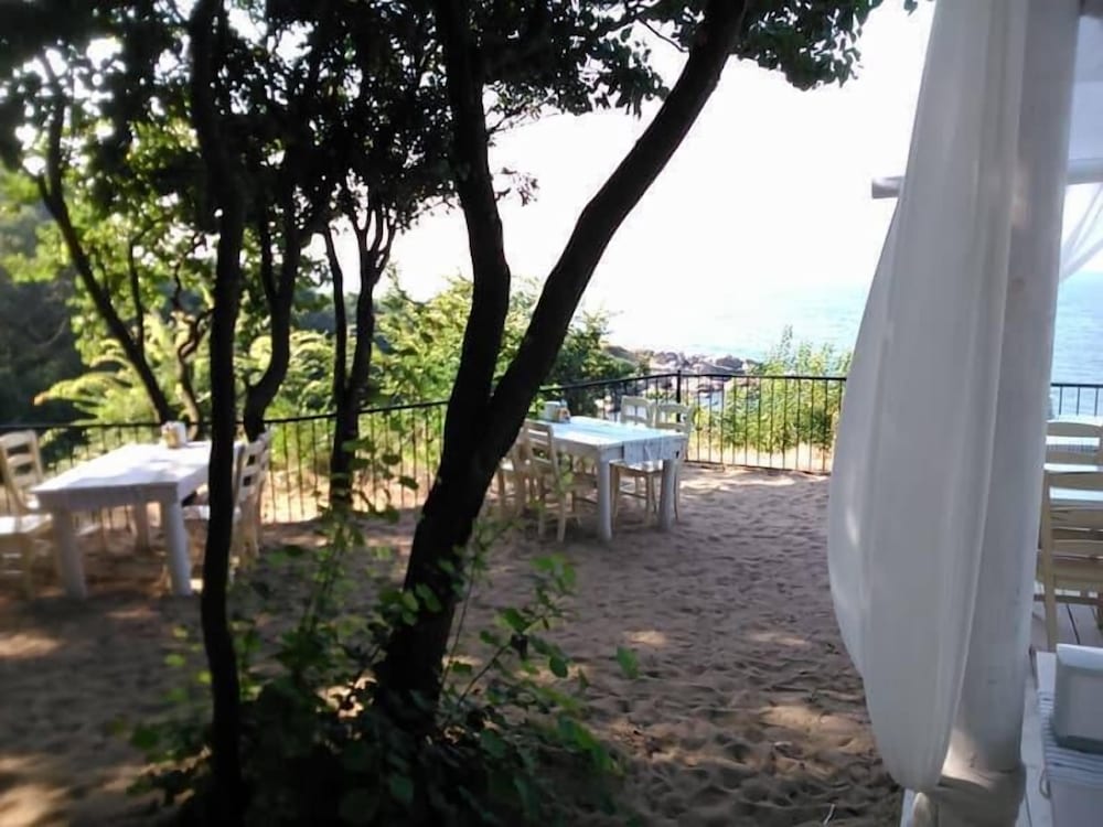 PARADISE BAY RESORT 76/80
