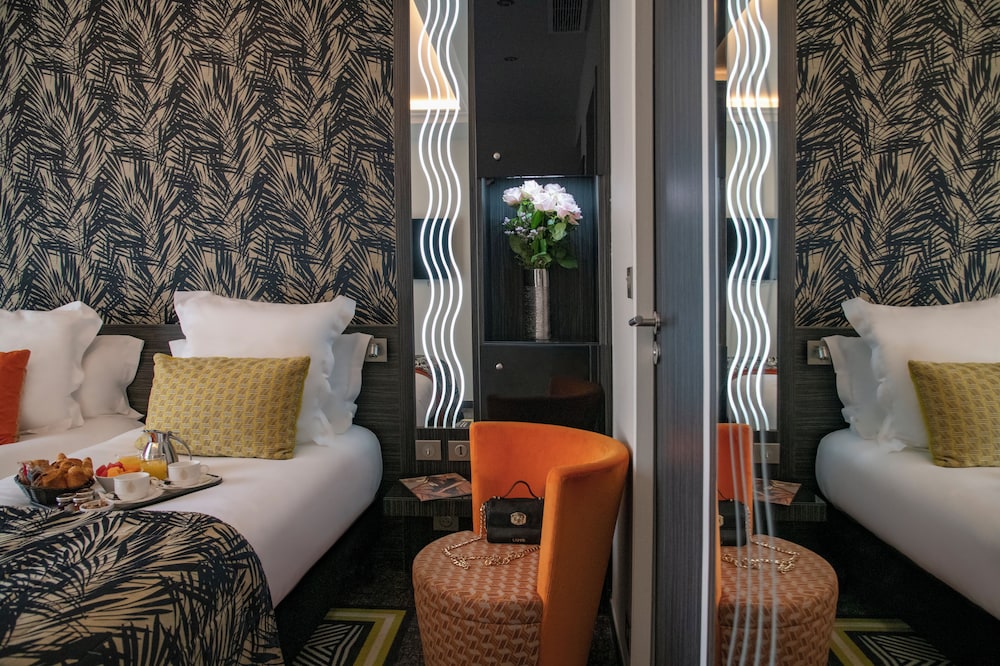 غرفة ديلوكس بسريرين منفصلين بشرفة بحوض استحمام، Hotel Le Mondial, BW Premier Collection 3/10