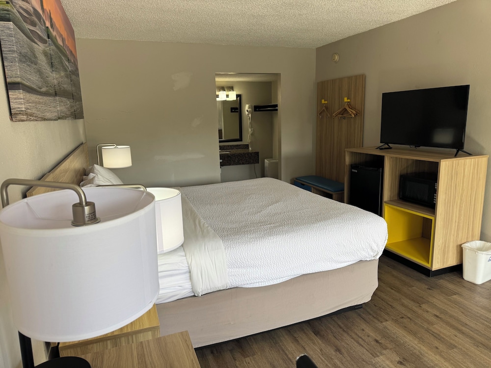 غرفة قياسية بسرير كينج، Days Inn by Wyndham Brooksville/Dade City 4/5