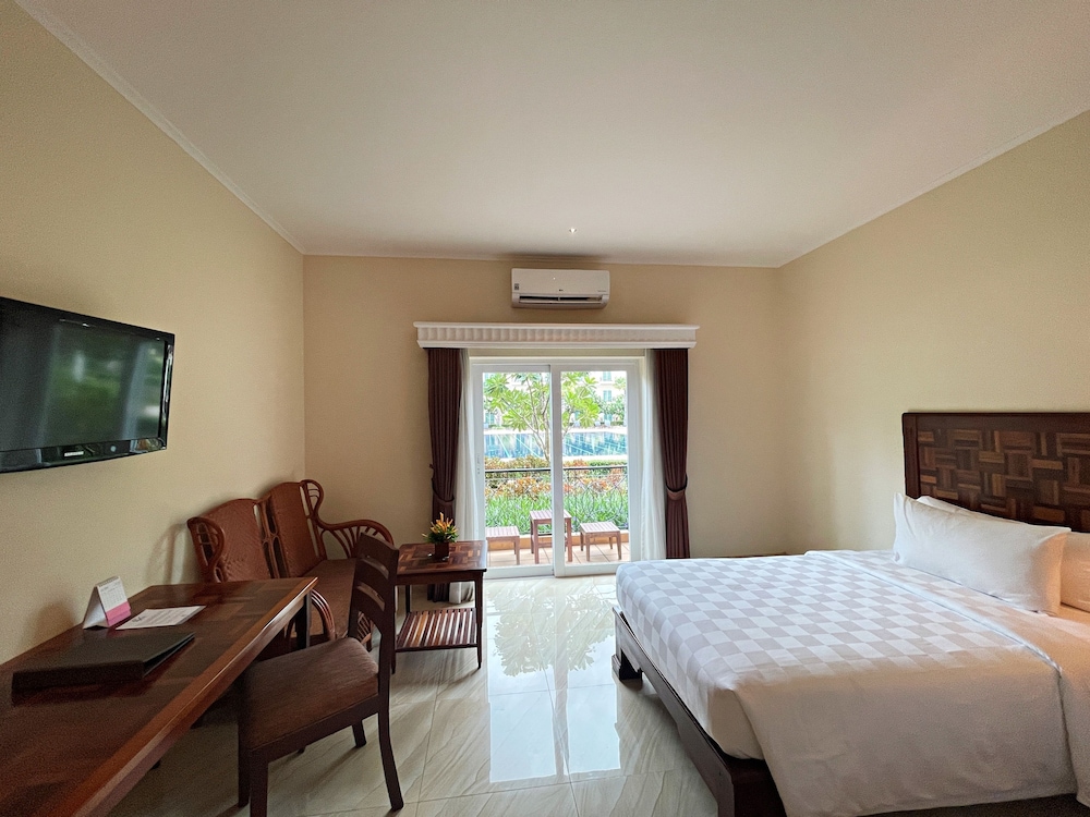 غرفة سوبيريور بسرير كينج بإطلالة على المسبح، Sokha Palace Siem Reap Hotel 2/4