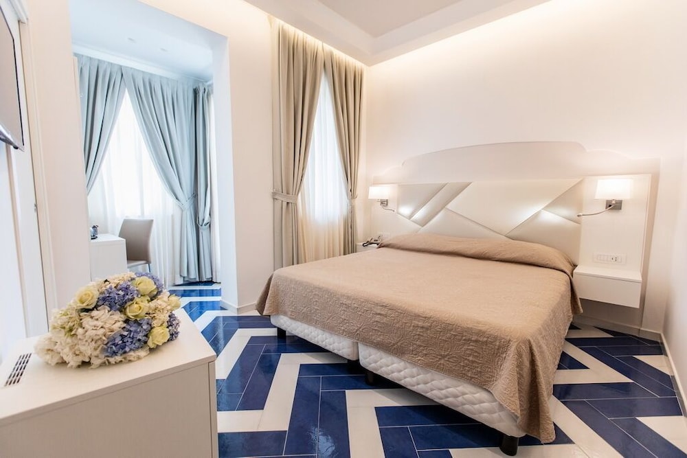 Standard, Queen Bed, Garden View