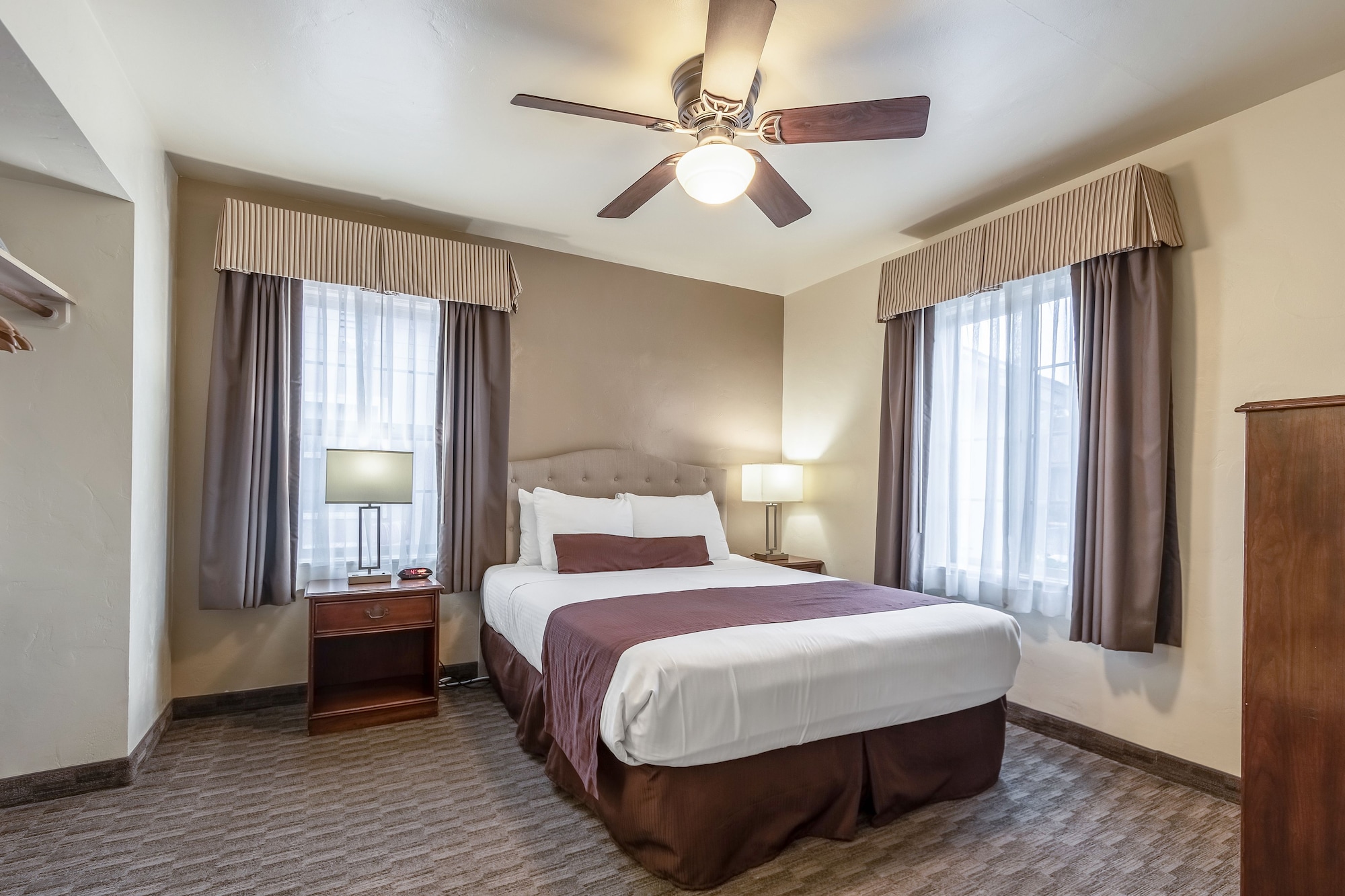 كوخ بسرير كينج وسرير كوين بغرفتي نوم بمطبخ، Lone Oak Lodge 8/10