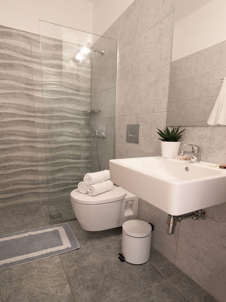 Melissa Apartments, Studios & Suites 59/60