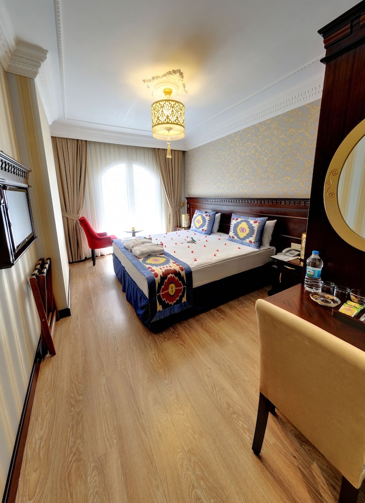 The Magnaura Palace Hotel 35/87