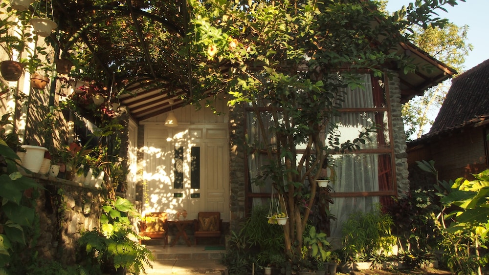 The Riverside Javanese Cottages 38/45