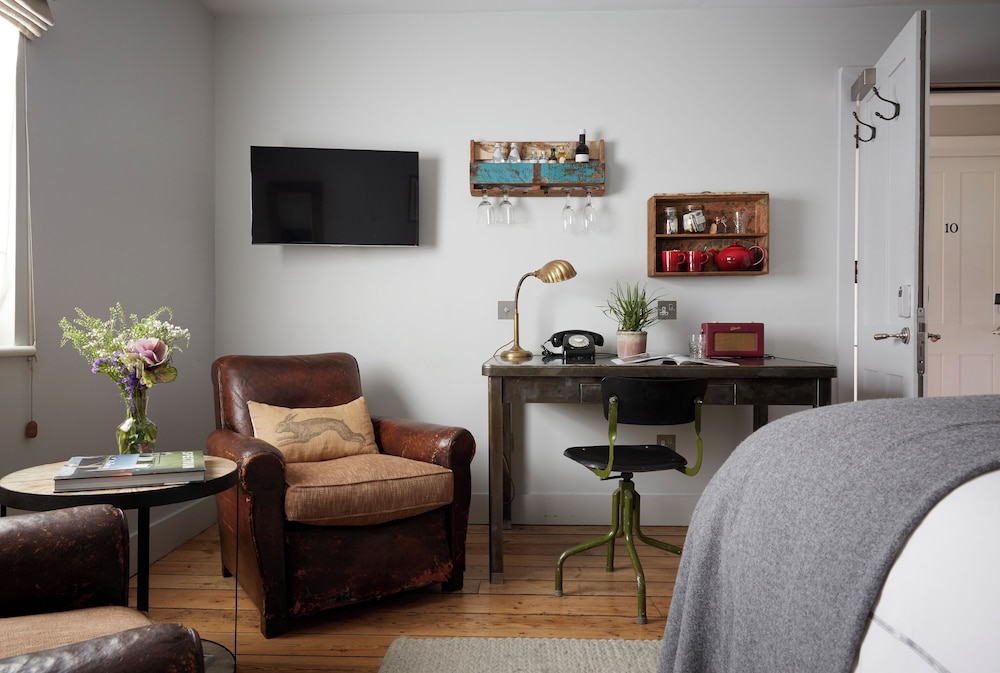 Artist Residence London 34/50