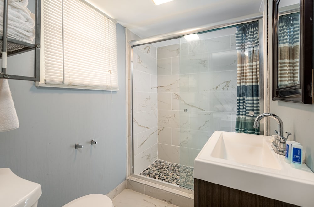 Boardwalk Hotel Charlee Beach House Rentals 44/50