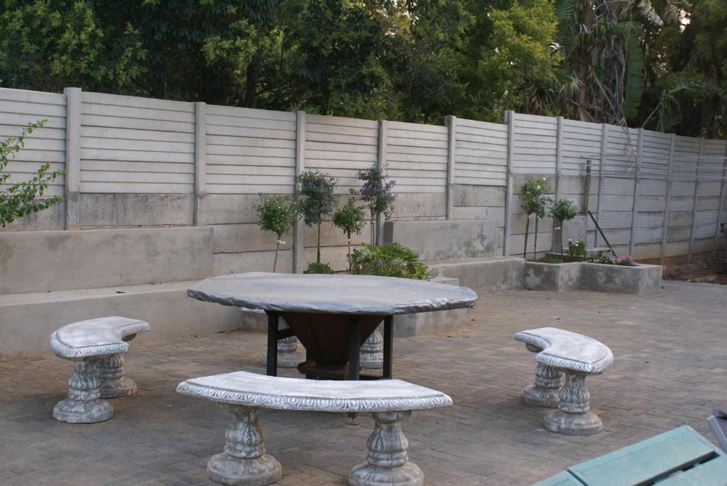 Airport Inn Bed Breakfast And Emerald Guesthouse 28/30