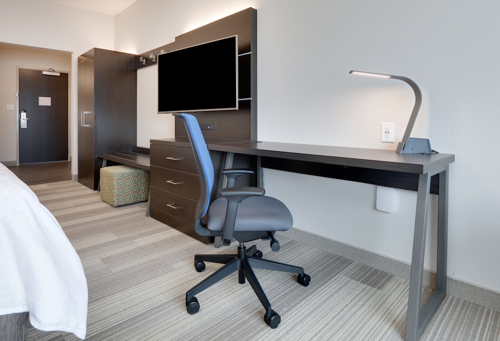 Holiday Inn Express Kermit 37/40
