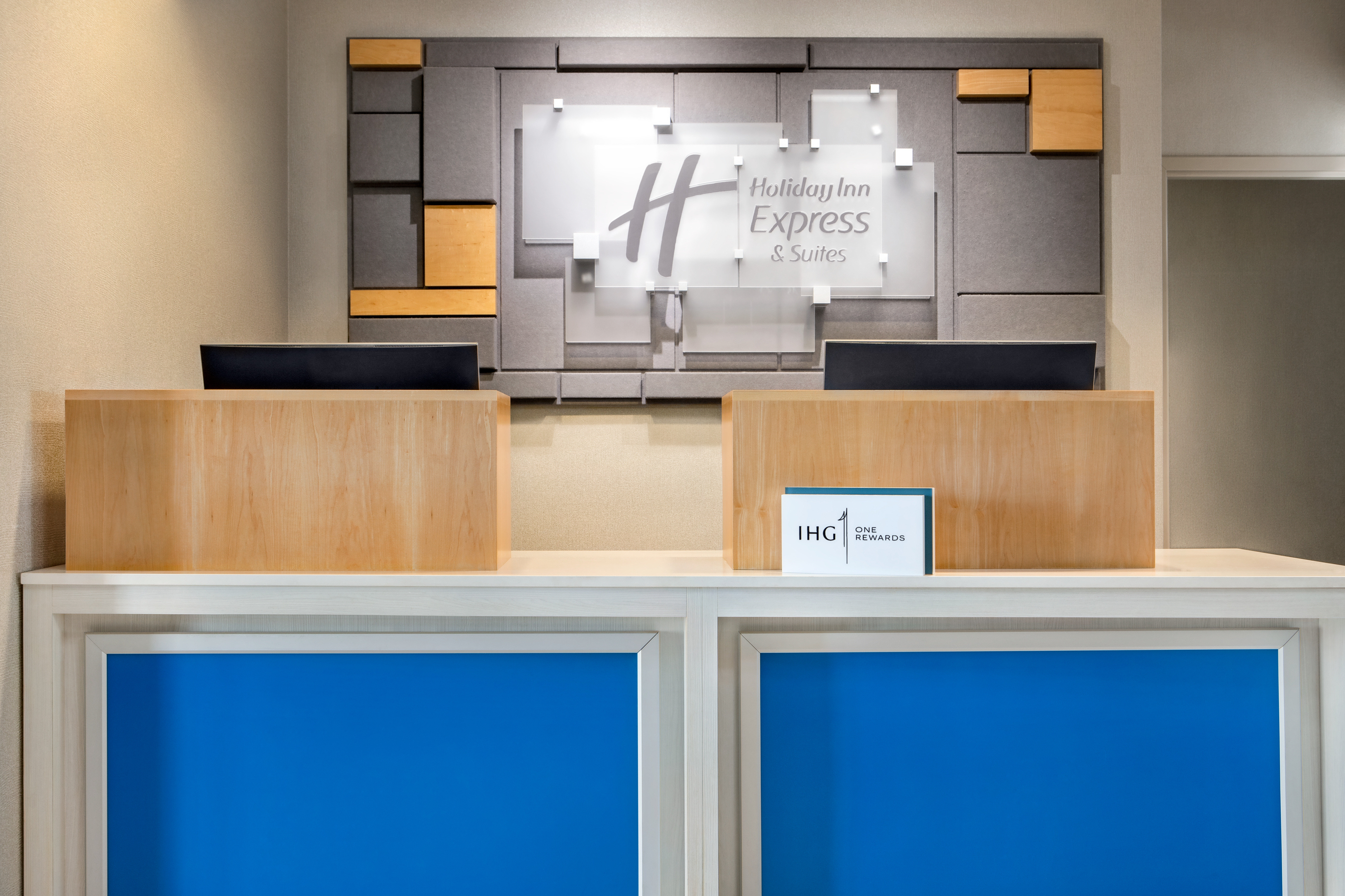 Holiday Inn Express Suites Anniston Oxford 24/24