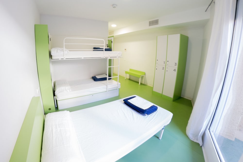 Mixed Dorm, Standard, Triple, 1 Single and 1 Bunk Bed, Private Bathroom