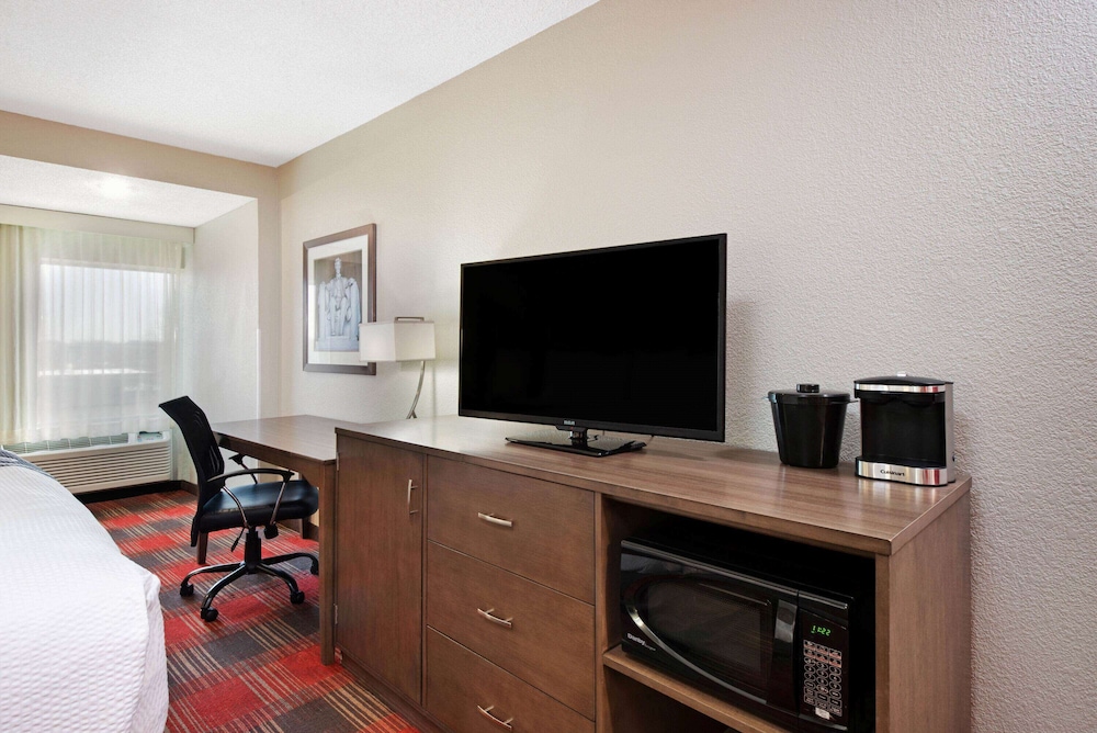La Quinta Inn & Suites by Wyndham DC Metro Capital Beltway 41/55