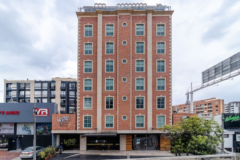 Hotel Black 2/72
