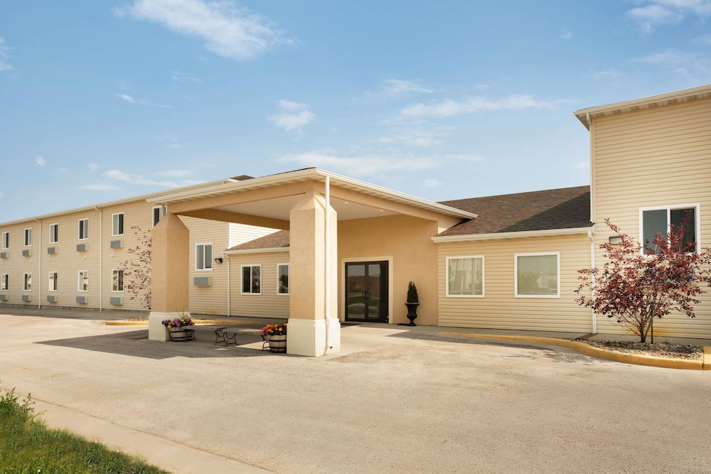 Travelodge by Wyndham Gillette 2/32