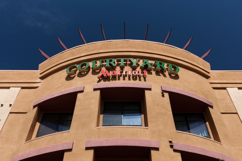Courtyard Santa Clarita Valencia 1/49
