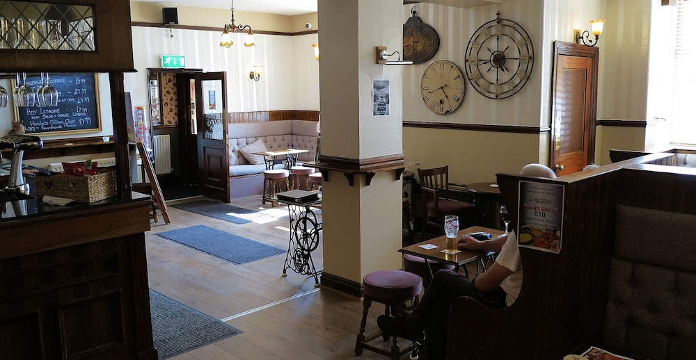 The Fox &amp; Hounds 16/30