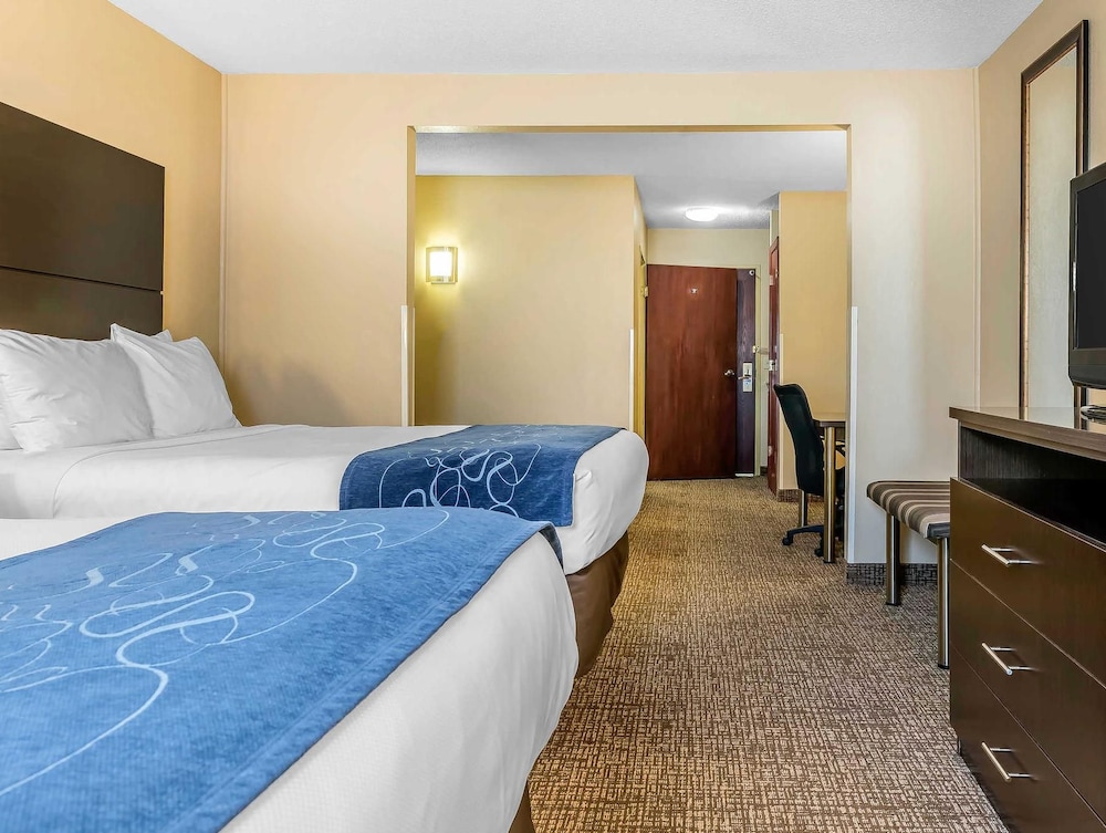 Suite, 2 Queen Beds, Sofa, Accessible