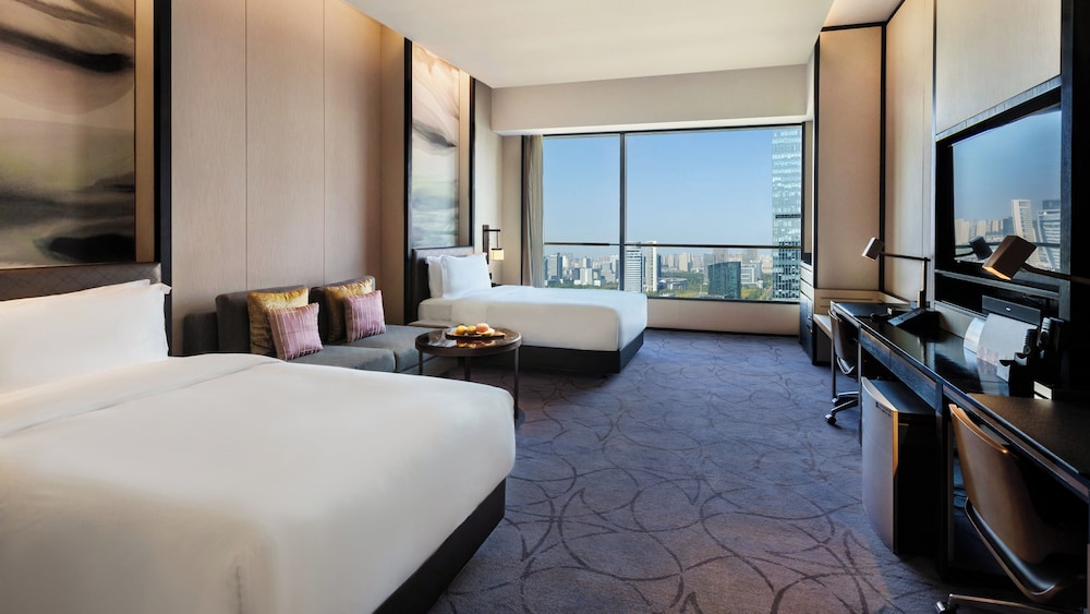 Swan, Premium, King Bed, Lake View, Club Lounge Access
