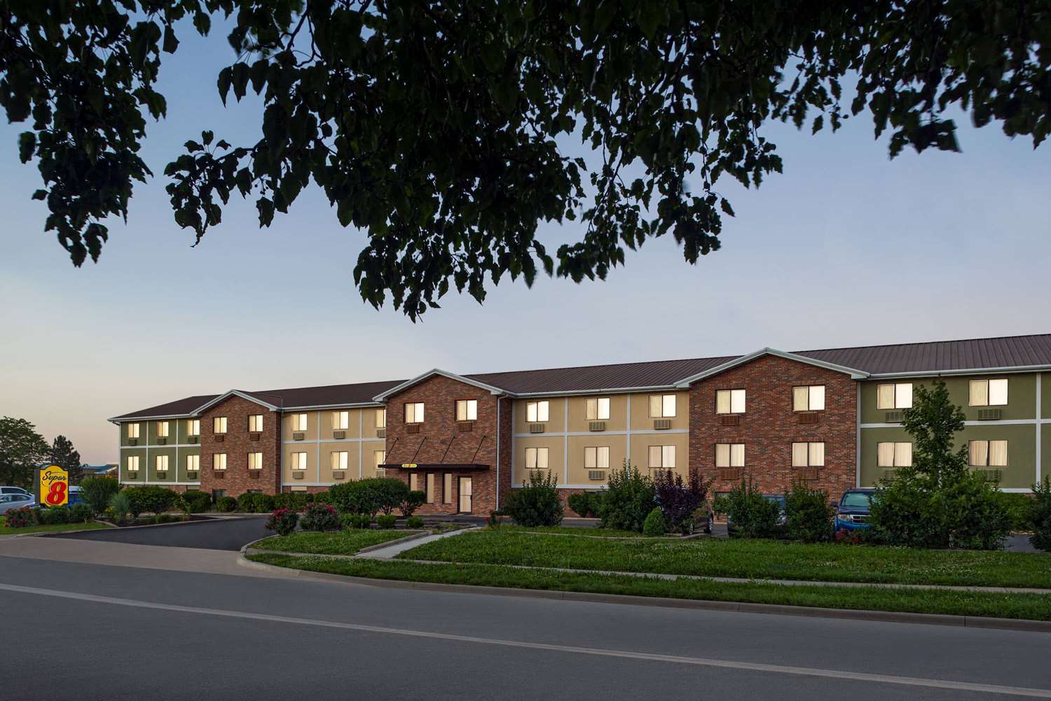 Super 8 by Wyndham Lenexa Overland Park/Mall Area 2/70