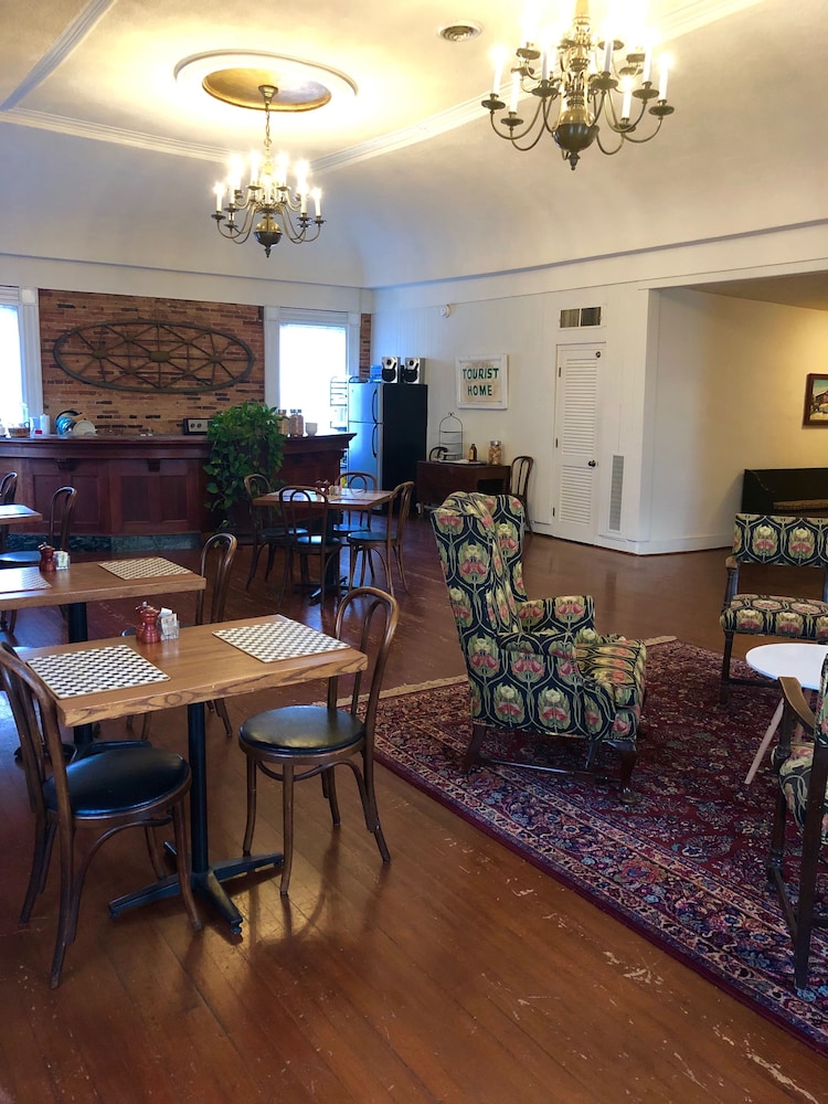 Rogues Harbor Inn 34/50