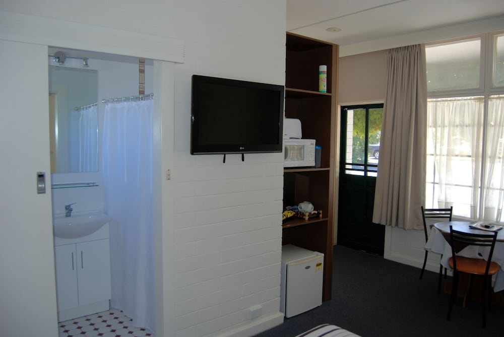 GUICHEN BAY MOTEL 40/54