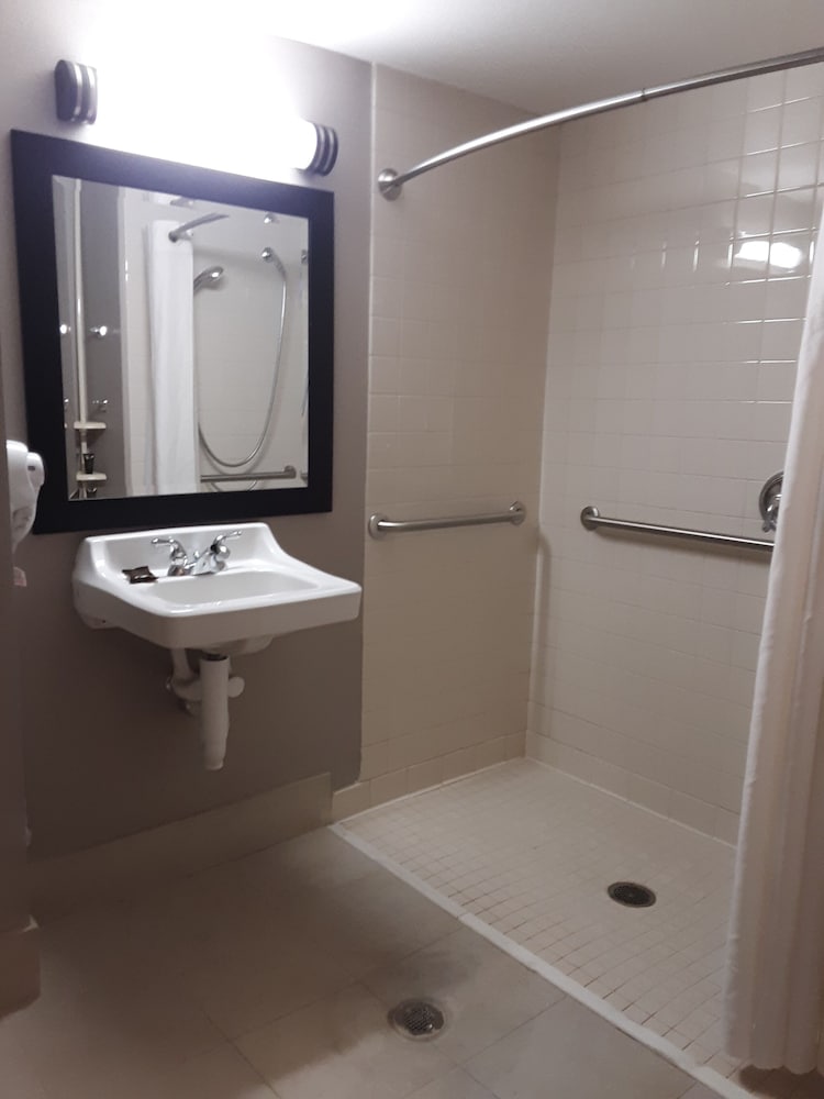 Wingate By Wyndham Bentonville Airport 16/42