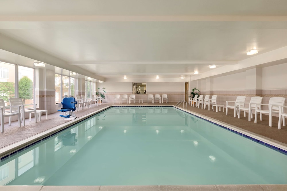 Country Inn & Suites by Radisson, Chester, VA 17/24