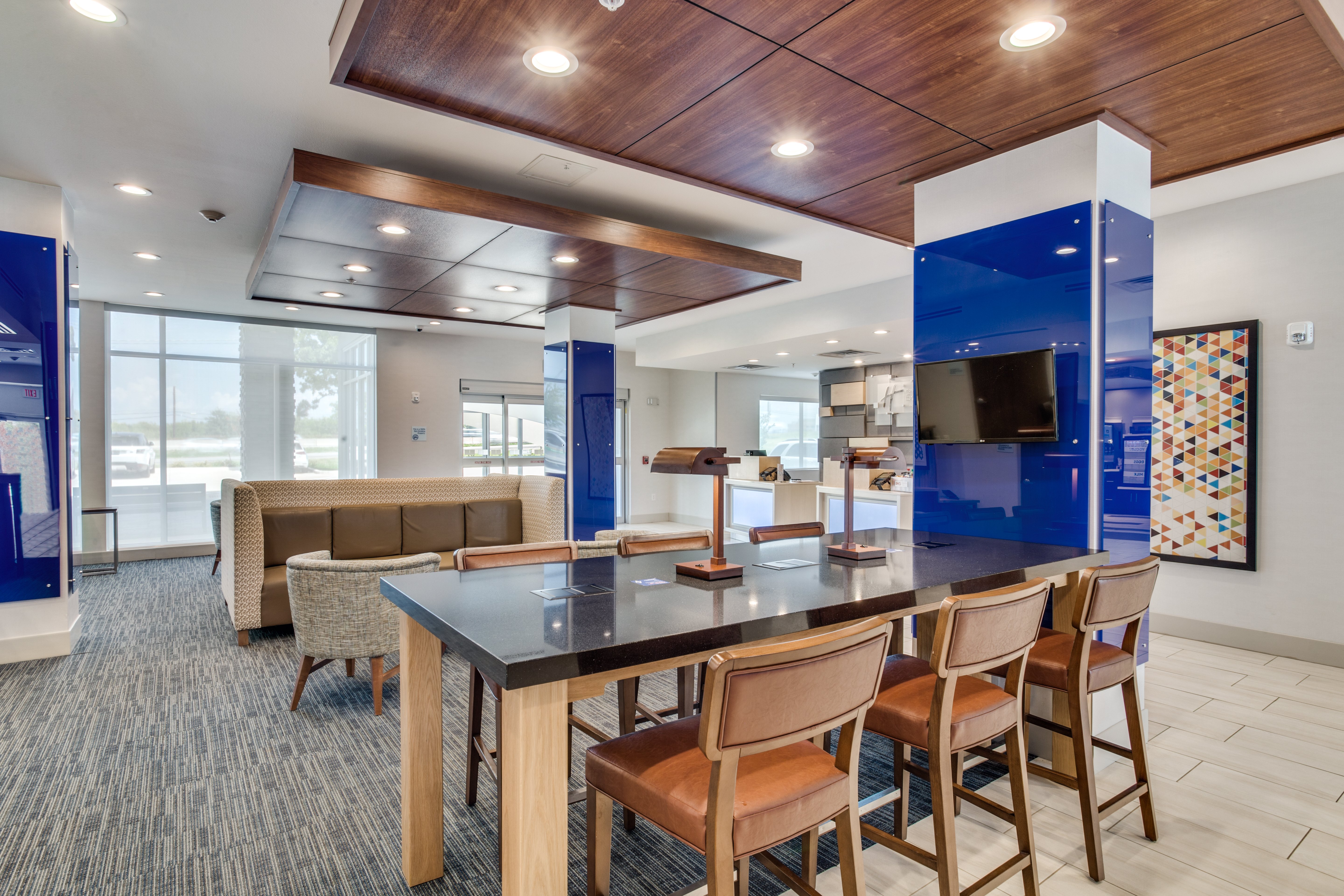Holiday Inn Express and Suites Denton South 49/71