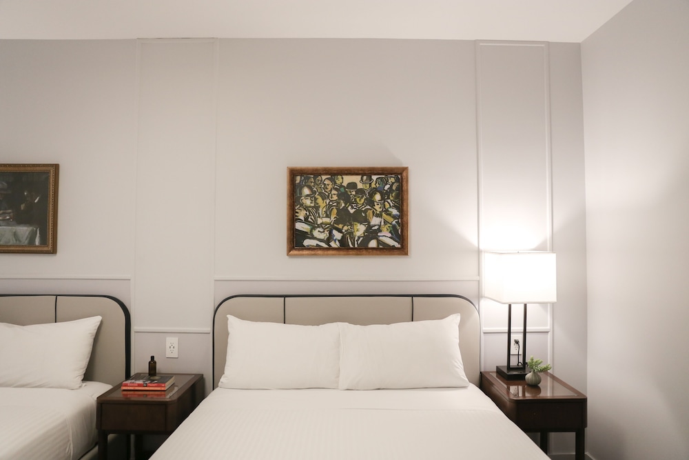 Belleclaire Hotel 24/75