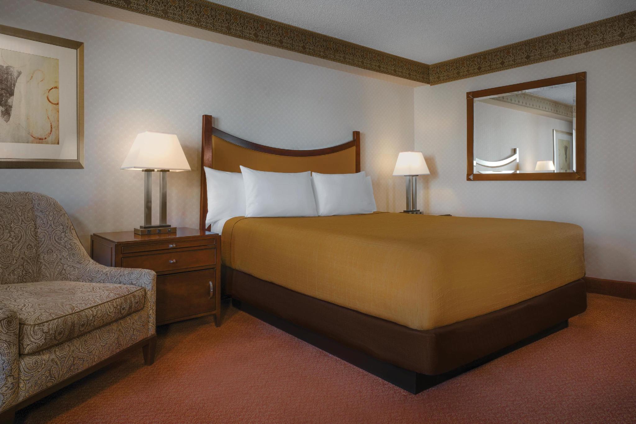 MANOR, KING BED