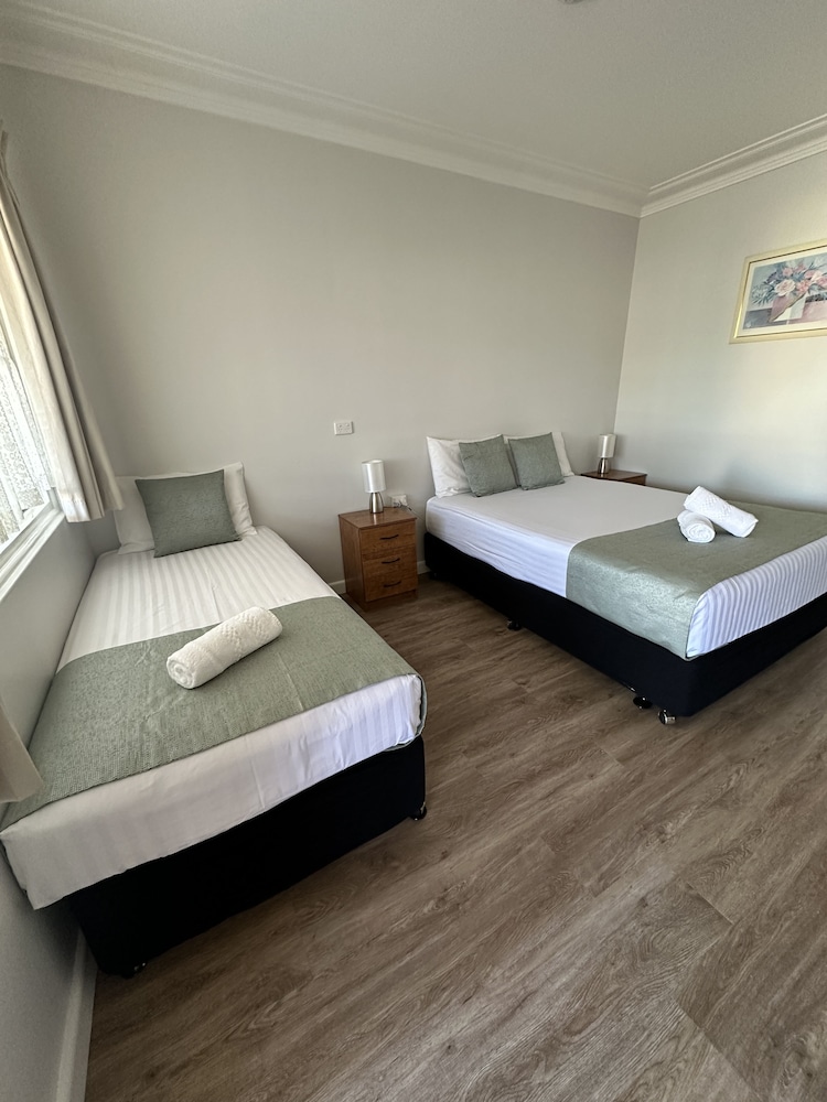 BUCKETTS WAY MOTEL 3/33