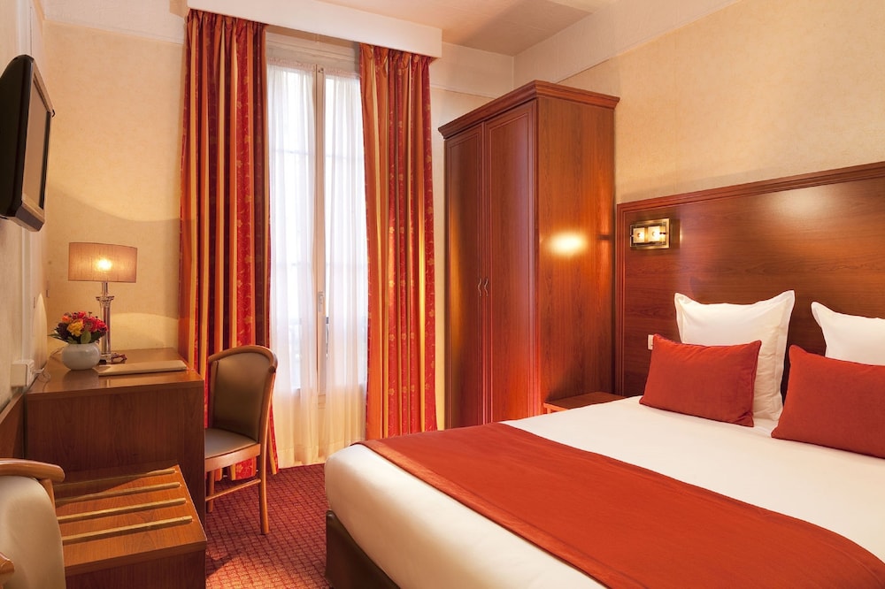 CLUB, TWIN BEDS