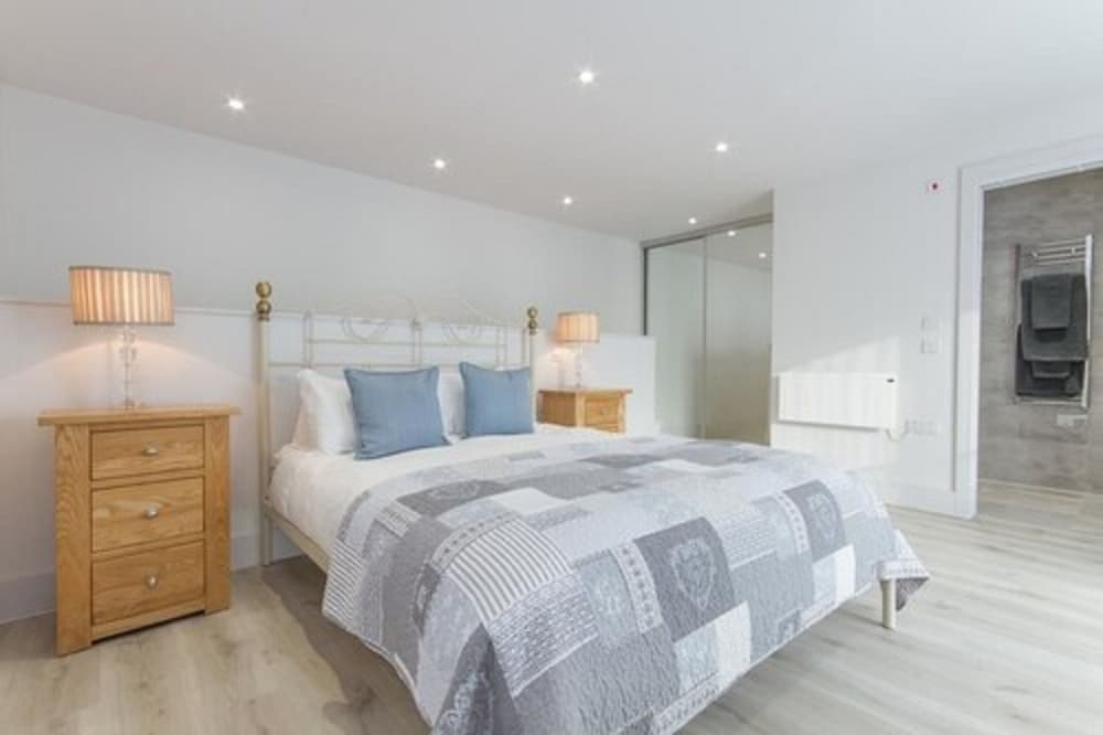 Citystay-Midsummer Mews 9/23