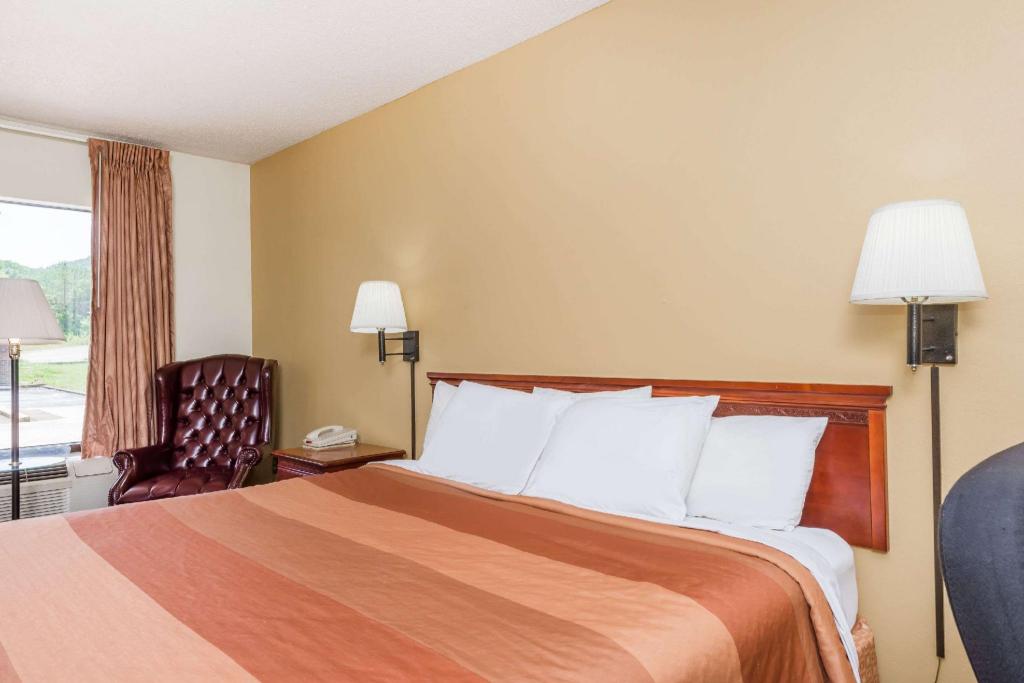 Days Inn By Wyndham Fort Payne 18/27