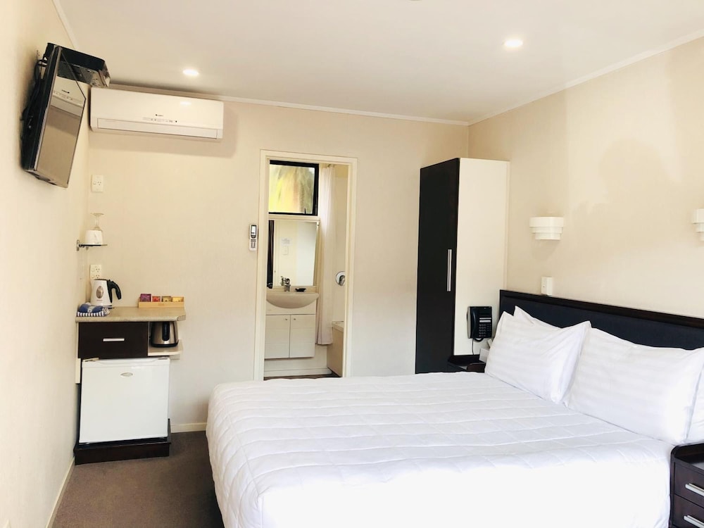 TUDOR COURT MOTOR LODGE 19/70