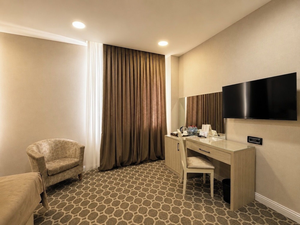 West Shine Hotel 32/48