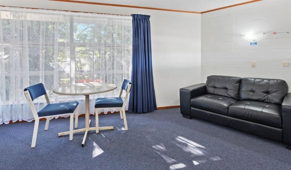 Motel Six 33/55