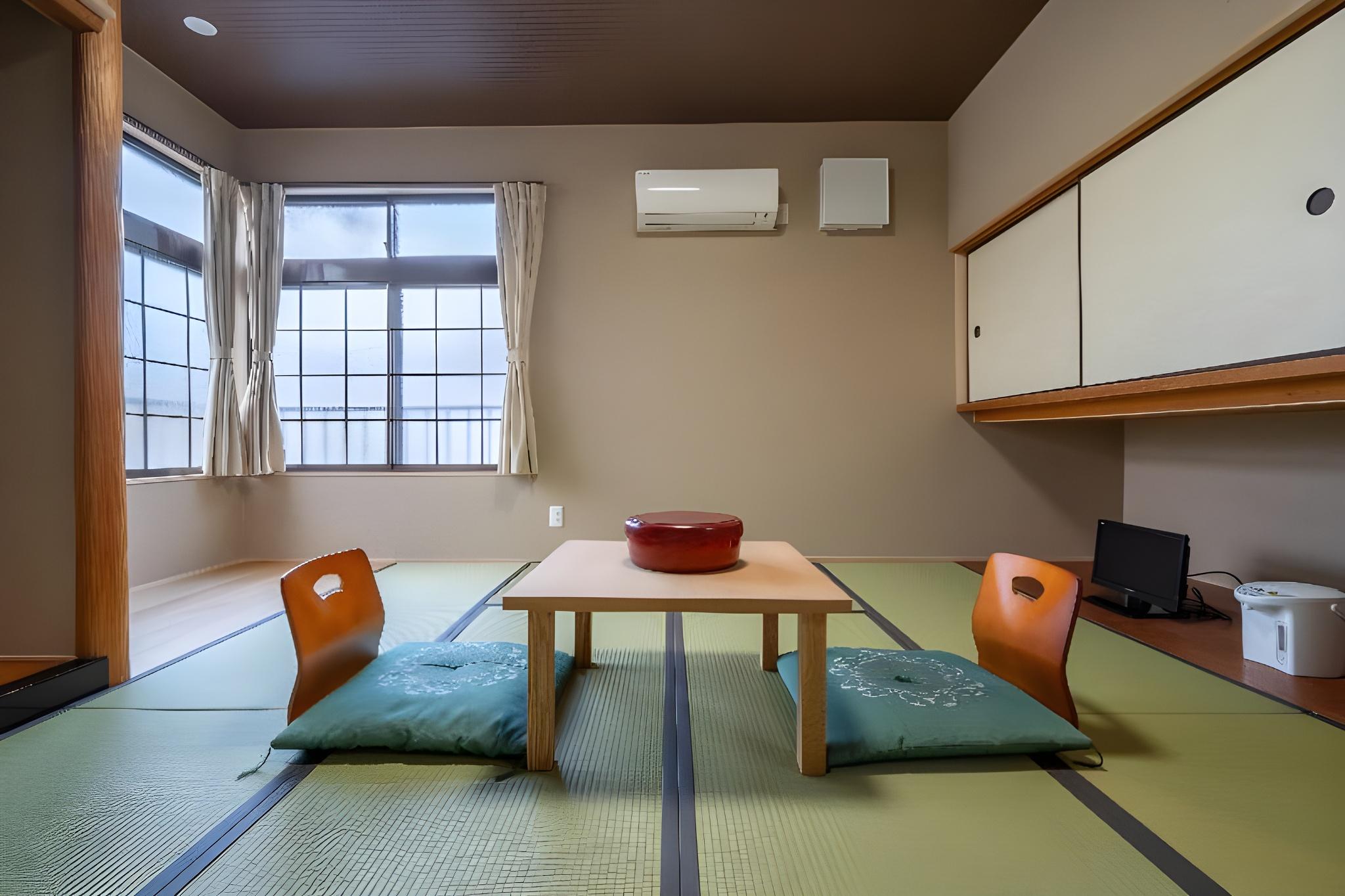 Renovated, Japanese, 2 Futon Beds, Street Side View, Shared Bathroom, Large