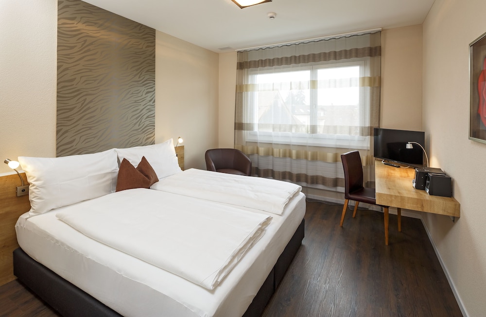 Room, Double or Twin Bed