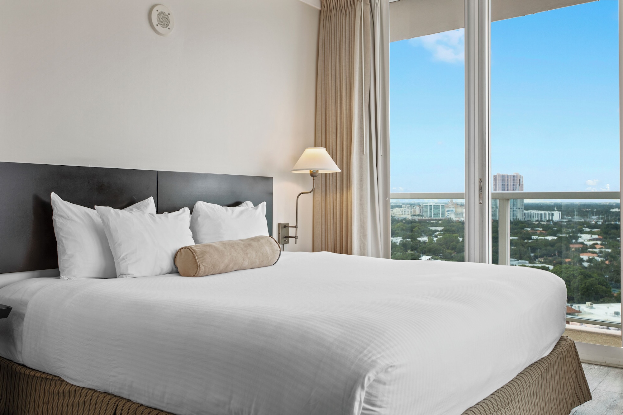 DELUXE, STUDIO, KING BED, BAY VIEW, KITCHEN