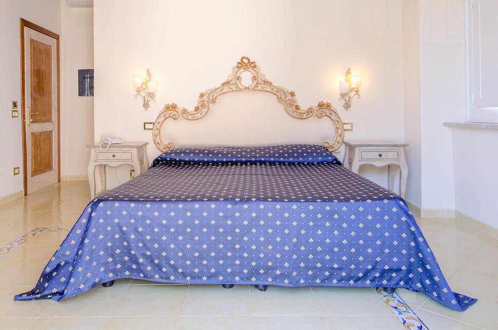ROOM, DOUBLE BED
