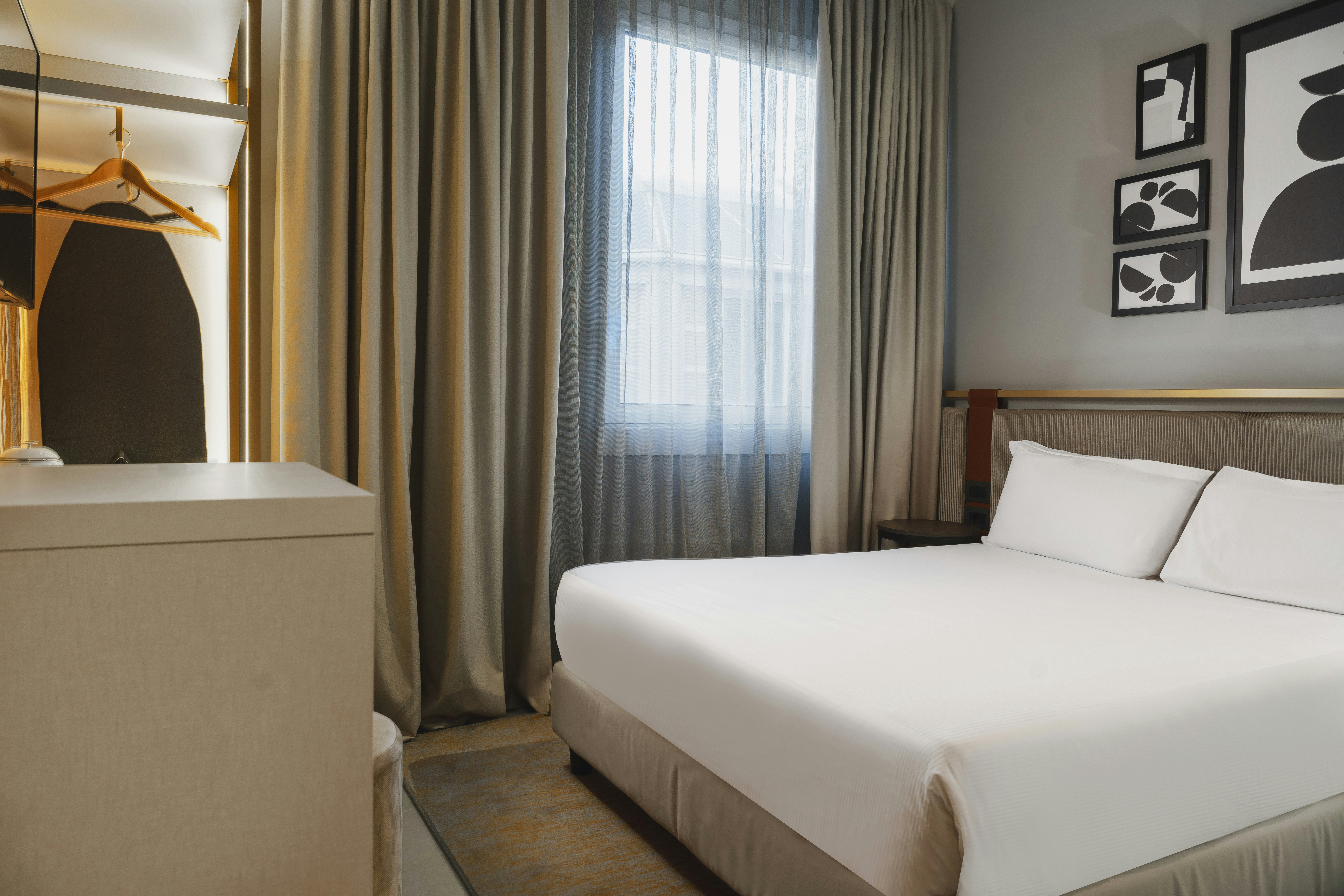 ROOM, QUEEN BED