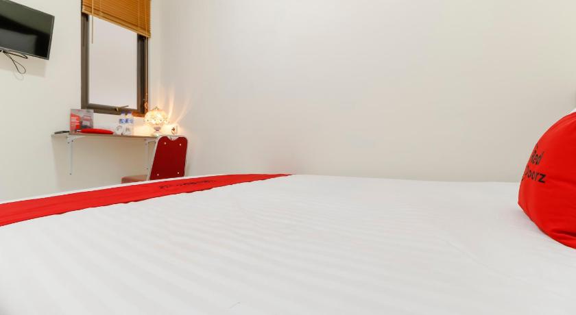 Reddoorz Plus Near Ciputra World Kuningan 2 31/50