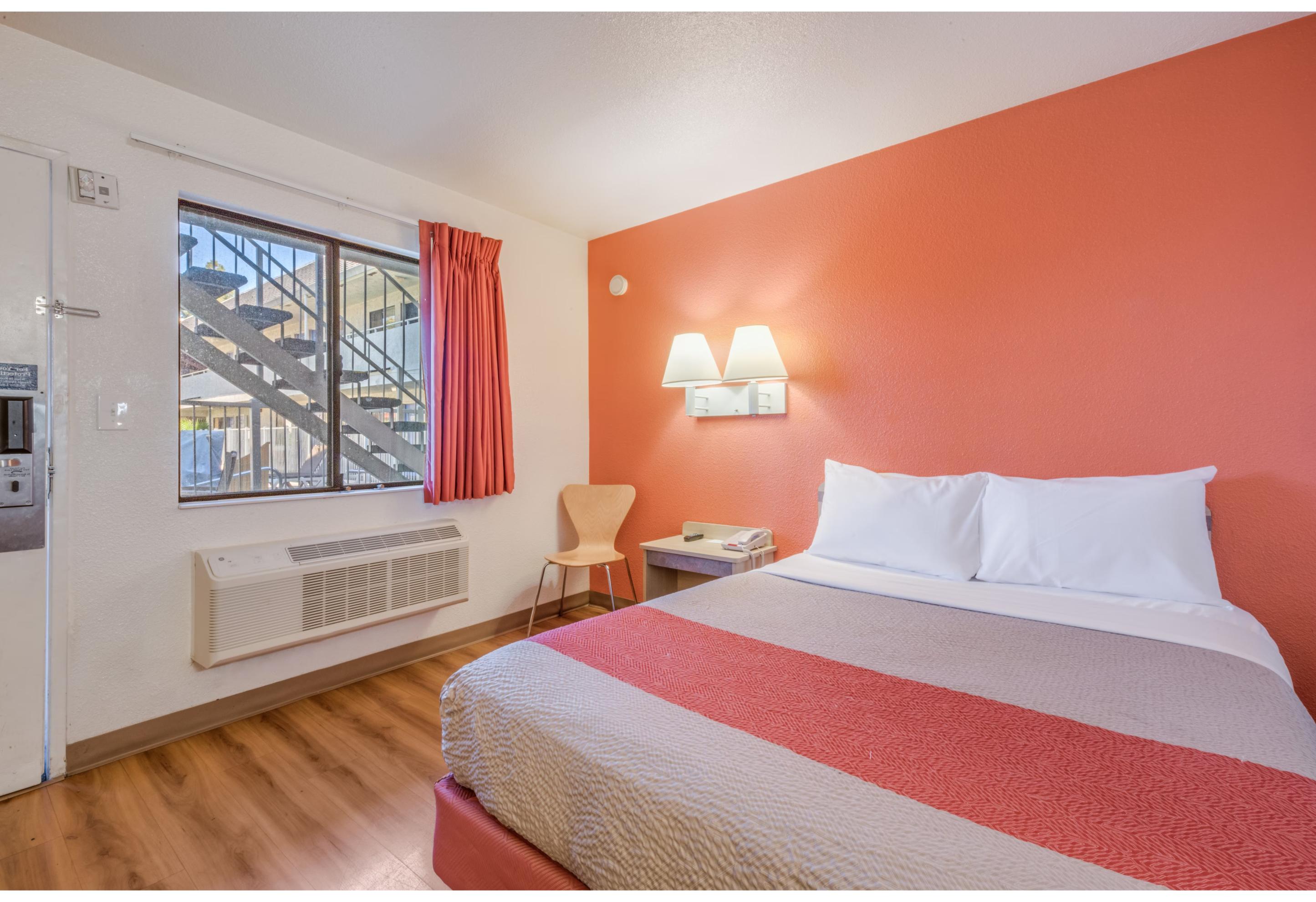 1 Queen Bed - ADA/RI Shower