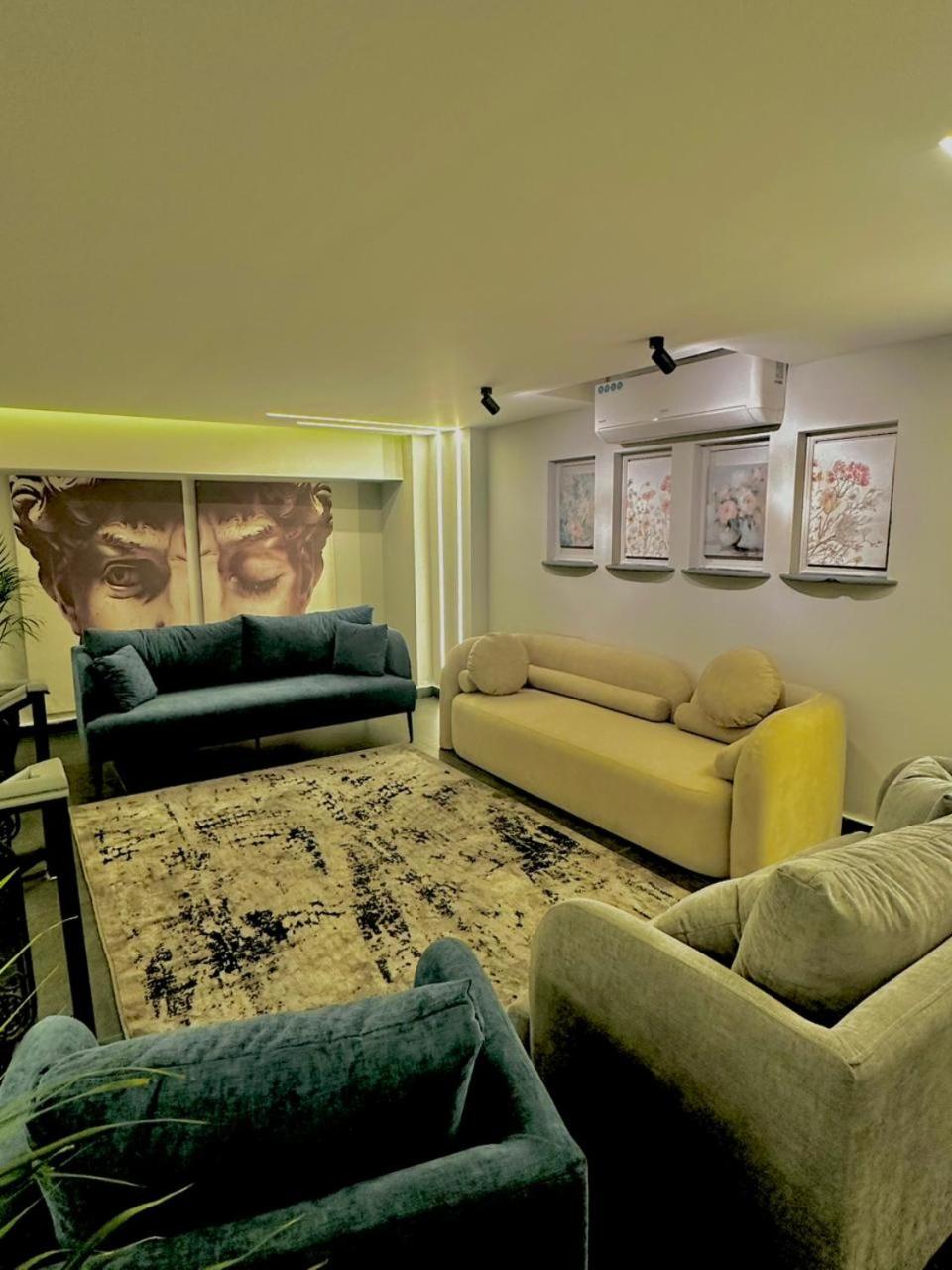 White House Suites 42/58